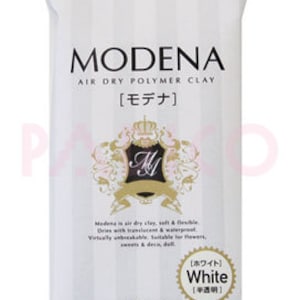Puede incluir: Un paquete blanco de arcilla polimérica de secado al aire Modena. El paquete tiene un fondo blanco con rayas grises y el texto "MODENA AIR DRY POLYMER CLAY [モデナ]" en negro. El paquete también tiene una corona dorada con la letra "M" en el centro. El texto "[ホワイト] White [半透明]" está en un círculo dorado. El texto "標準2500 水に強く、しなやかで丈夫 [最高級樹脂粘土]" está en negro.