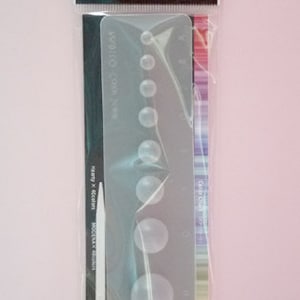 Könnte beinhalten: Ein transparentes Kunststoff-Farbskalenwerkzeug mit einem weißen Kunststoff-Mischwerkzeug. Das Werkzeug ist für die Verwendung mit Hearty- und Modena-Acrylfarben konzipiert. Die Skala hat sieben Kreise in verschiedenen Größen zum Mischen von Farben.