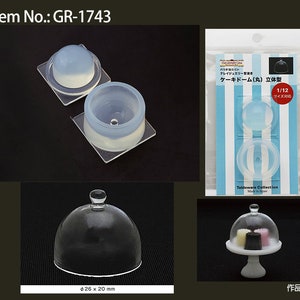 Peut inclure: Un moule en plastique transparent pour dôme de gâteau, d'un diamètre de 26 mm et d'une hauteur de 20 mm. Le moule est conçu pour créer un dôme de gâteau miniature pour les maisons de poupées ou les scènes miniatures. Le moule est présenté avec un dôme de gâteau fini, également en plastique transparent.