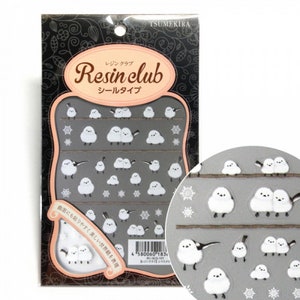 Könnte beinhalten: Eine Packung mit Resin Club-Nagelaufklebern mit Winterthema, mit kleinen weißen Vögeln auf Ästen und Schneeflocken. Die Verpackung ist rosa und weiß mit schwarzem Text, der "Resin club" und "シールタイプ" lautet.