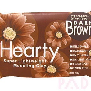 Puede incluir: Un paquete de arcilla para modelar Hearty Super Lightweight en marrón oscuro. El paquete presenta un diseño de flores marrones y el texto "Hearty Super Lightweight Modeling Clay" y "Dark Brown".