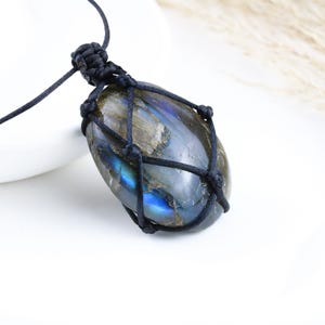 Macrame Labradorite Pendant Necklace: Handwoven Gemstone Jewelry