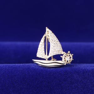 Broche unisex de velero con circonitas - Pin náutico dorado