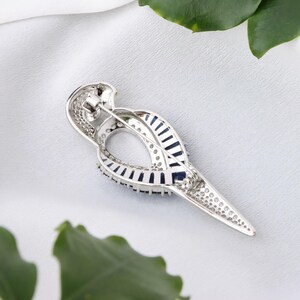Broche de loro con circonita, broche de pájaro de cobre ecológico, elegante joya con piedras preciosas imagen 9