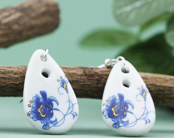 手作りの青と白の磁器の花のイヤリング：銀メッキフック