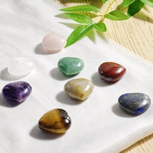 Healing Crystal Heart Stones: Heart-shaped Crystals, Pocket Stones, Carved Crystal Healing Stones, Love Stone Set in 8 Colors