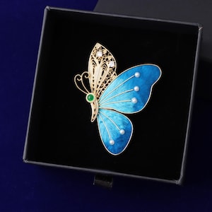 Broche de mariposa azul hecho a mano: detalles delicados, elegante joyería natural, regalo ideal para ella.