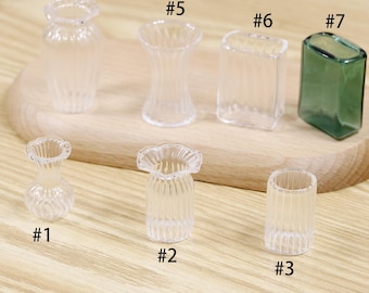 Mini jarrón de cristal: Elegancia en miniatura para arreglos florales pequeños, decoración de escritorio.