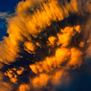 Nuage d'orage Golden Fury au coucher du soleil, photographie de temps dramatique, coup de tonnerre fougueux, décoration murale nature