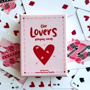 Jeu de cartes à jouer Amoureux romantiques – Jeu de cartes de poker illustré personnalisé avec oeuvre d'art unique, jeu de 54 cartes dans une boîte premium