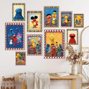 Op de afbeelding: Een galerijwand met tien ingelijste prints van Sesame Street-personages, waaronder Elmo, Big Bird, Cookie Monster, Bert, Ernie en Abby Cadabby. Elke print heeft een kleurrijke, gedessineerde rand met geschulpte randen.