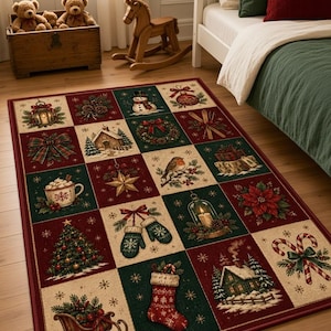 Op de afbeelding: Een rechthoekig vloerkleed met een raster van feestelijke kerstafbeeldingen, waaronder een sneeuwpop, een kerstboom, een kerstsok, zuurstokken, een slee, een lantaarn, een krans, een roodborstje, een mok warme chocolademelk en cadeautjes.