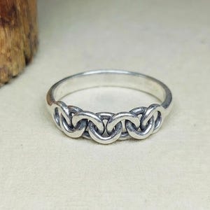 Interlocking Chain Ring, 925 Sterling Silver Eternity Band, Celtic Knot Ring, Circles Unity Jewelry, Minimalist Stackable Ring for Her