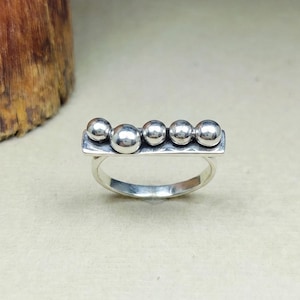Anillo de barra de cuentas de plata, anillo de cinco bolas de plata de ley 925, anillo llamativo de esfera horizontal, anillo minimalista de burbujas, regalo modernista para ella.