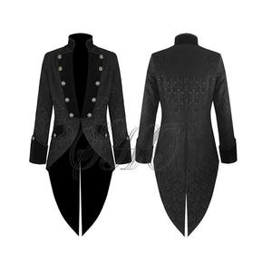 Peut inclure: Redingote noire avec col montant et boutons décoratifs. La vue de face montre le manteau ouvert, révélant un intérieur noir. La vue arrière affiche le motif floral complexe du manteau. Un vêtement formel adapté aux occasions spéciales.