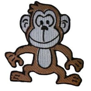 Könnte beinhalten: Ein brauner Cartoon-Affe mit weißem Gesicht und einem breiten Grinsen. Der Affe steht mit ausgestreckten Armen und gebeugten Beinen.