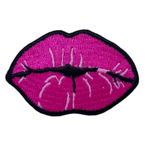 Puede incluir: Parche bordado con un par de labios rosa brillante con contorno negro. Los labios tienen reflejos blancos y un centro negro. Adecuado para ropa y accesorios.