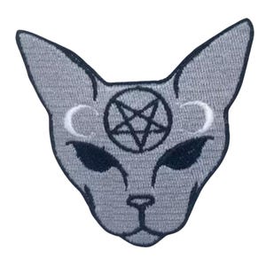 Op de afbeelding: Grijze geborduurde strijkpatch van een kattengezicht met een pentagram en halve manen.