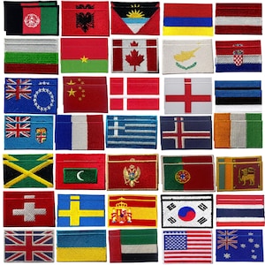 Könnte beinhalten: Eine Sammlung gestickter Aufnäher mit verschiedenen Nationalflaggen. Die Aufnäher zeigen Flaggen aus Ländern auf der ganzen Welt, darunter die Vereinigten Staaten, Kanada und das Vereinigte Königreich. Jeder Aufnäher ist rechteckig und detailliert gestickt.