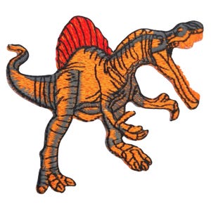 Puede incluir: Parche bordado naranja y gris de un dinosaurio Spinosaurus con una vela roja en la espalda.