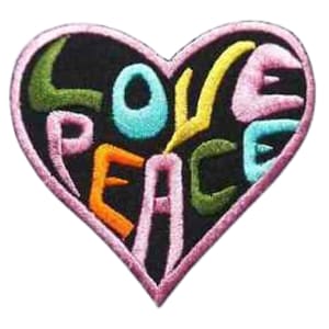 Könnte beinhalten: Ein rosafarbener herzförmiger Patch mit den Worten "Love Peace", die in bunten Fäden gestickt sind.