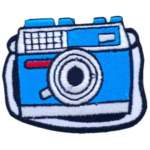 Puede incluir: Parche bordado azul y blanco de una cámara vintage con una franja roja en la parte superior.