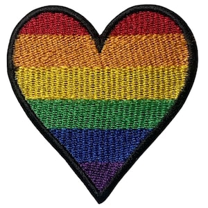 Peut inclure: Un patch en forme de cœur arc-en-ciel avec des rayures rouges, orange, jaunes, vertes, bleues et violettes. Le patch a un contour noir.