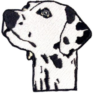 Puede incluir: Parche bordado en blanco y negro de la cabeza de un dálmata. El perro mira hacia la izquierda y tiene manchas negras sobre un fondo blanco.