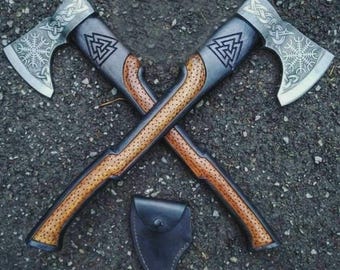 Hacha vikinga de acero al carbono forjada a mano, mango de madera de fresno, funda de cuero, grabado nórdico.