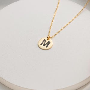 Collar de disco con inicial personalizado en oro: colgante con letra personalizada, un regalo elegante para ella