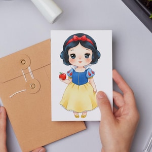 Peut inclure: Une illustration de dessin anim&eacute; de Blanche-Neige, une princesse Disney, tenant une pomme rouge. Elle porte une robe jaune avec un corsage bleu et un n&oelig;ud rouge dans les cheveux. L'illustration est r&eacute;alis&eacute;e dans un style aquarelle.