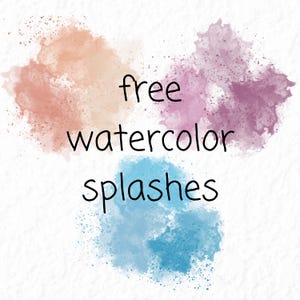 Pu&ograve; includere: Illustrazione di schizzi di acquerello nei toni pesca, viola e blu su sfondo bianco. Il testo "free watercolor splashes" &egrave; scritto in nero, ideale per progetti di arte digitale.