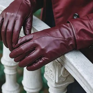 Leather Cinch Cuff Glove in Burgundy