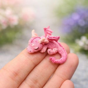 Może przedstawiać: Rustykalny drewniany szyld z napisem "Welcome to our home" w białych literach. Szyld ma postarzaną powierzchnię i prosty, zapraszający design, idealny do dekoracji.