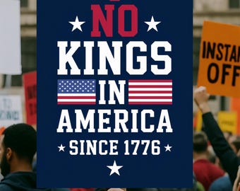 Peut inclure: Une pancarte bleu marine avec du texte blanc et une couronne rouge. La pancarte indique "NO KINGS IN AMERICA SINCE 1776" avec un drapeau américain. La pancarte est tenue par une personne dans une foule.