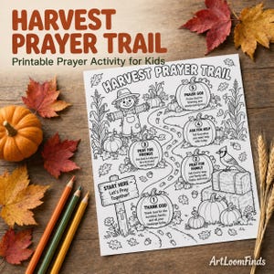 以下が含まれることがあります： 「Harvest Prayer Trail」と題された白黒の印刷可能なアクティビティシート。かかし、カボチャ、子供向けの5つの番号付きステーションがある小道が描かれており、秋の葉、色鉛筆、小麦の穂で装飾されています。