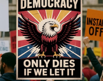 Puede incluir: Un cartel de estilo vintage con la palabra "DEMOCRACY" en la parte superior y "ONLY DIES IF WE LET IT" en la inferior. Presenta un águila calva con las alas extendidas sobre un fondo rojo, blanco y azul.