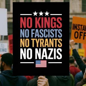 以下が含まれることがあります： 群衆の中で掲げられた黒い看板には、「NO KINGS, NO FASCISTS, NO TYRANTS, NO NAZIS」という言葉が赤、青、黄、白で書かれています。下部にはアメリカ国旗があります。