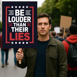 以下が含まれることがあります： 「BE LOUDER THAN THEIR LIES」の文字が白と赤で書かれた看板を、濃い青色の背景に持つ人がいます。看板には赤い縁と白い星があります。その人は緑色のジャケットと濃い青色のシャツを着ています。