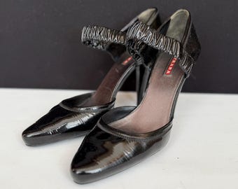 Salto alto Prada em couro envernizado preto, tamanho 39