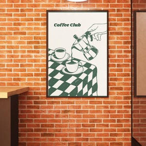 Può includere: Una tazza di ceramica bianca con manico nero e la scritta "But First, Coffee" in grassetto nero. La tazza è posta su uno sfondo sfocato, che suggerisce un'atmosfera accogliente.