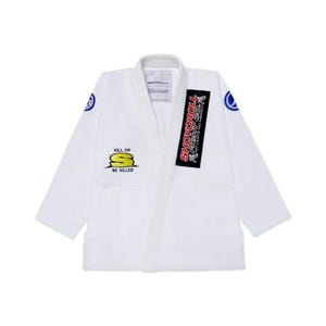 Puede incluir: Uniforme blanco de artes marciales con el texto "SHO YOROLL FIGHT CO." y "KILL OR BE KILLED." El uniforme tiene detalles en azul y rojo y está diseñado para entrenamiento y competición de artes marciales.