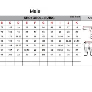 Op de afbeelding: Een witte tabel met de titel "SHOYOROLL SIZING" voor herenmaten, met afmetingen in centimeters. De tabel bevat maten A0 t/m A6, met kolommen voor diverse afmetingen. Illustraties van een gi-jas en -broek staan rechts.