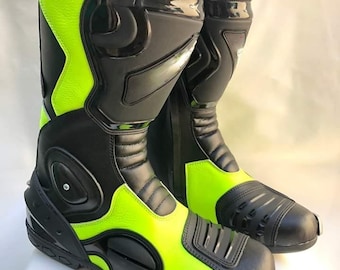 Botas de moto de cuero para competición: homologadas por la CE, impermeables y protectoras.