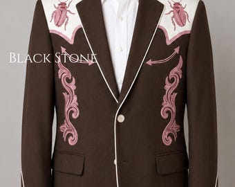Traje de hombre de 2 piezas, color marrón, hecho a medida, con bordado floral rosa y diseño de insectos, estilo country western vintage, ideal para rodeos, conciertos y eventos.
