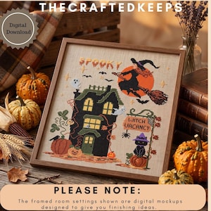 Op de afbeelding: Een ingelijst kruissteekpatroon met een donker huis, een heks op een bezemsteel, een zwarte kat en de tekst SPOOKY en WITCH VACANCY. Het ontwerp bevat spoken, vleermuizen en pompoenen op een lichte stof, aangeboden als een digitale download.