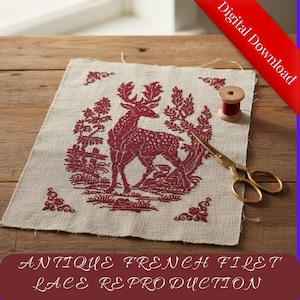 Pode incluir: Um tecido quadrado branco sujo com um desenho de veado vermelho, rodeado por árvores e elementos decorativos. Tesouras douradas e uma bobina de linha estão por perto. O texto "Digital Download" está no canto superior direito. O texto "ANTIQUE FRENCH FILET LACE REPRODUCTION" está na parte inferior.