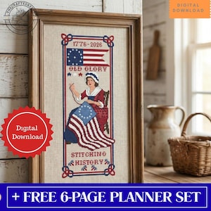 Può includere: Ricamo a punto croce incorniciato raffigurante una donna che cuce una bandiera americana, con il testo "1776-2026" e "Old Glory". Il disegno è in rosso, bianco e blu, con le parole "Stitching History". Download digitale disponibile.