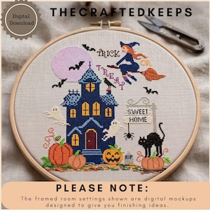 Könnte beinhalten: Ein runder Stickrahmen aus Holz mit einem Kreuzstichmuster, das ein dunkelblaues Spukhaus, eine Hexe auf einem Besen, Kürbisse, Geister, eine schwarze Katze sowie den Text TRICK OR TREAT und SWEET HOME auf beigem Stoff zeigt.