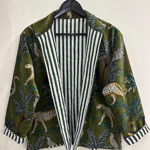 Chaqueta safari de terciopelo tropical, estampado selvático verde oliva, forro a rayas